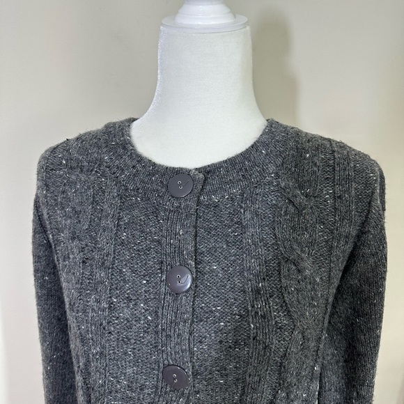Karen Scott sz med sweater. Three button cardigan in a gray flecked yarn - Picture 2 of 11
